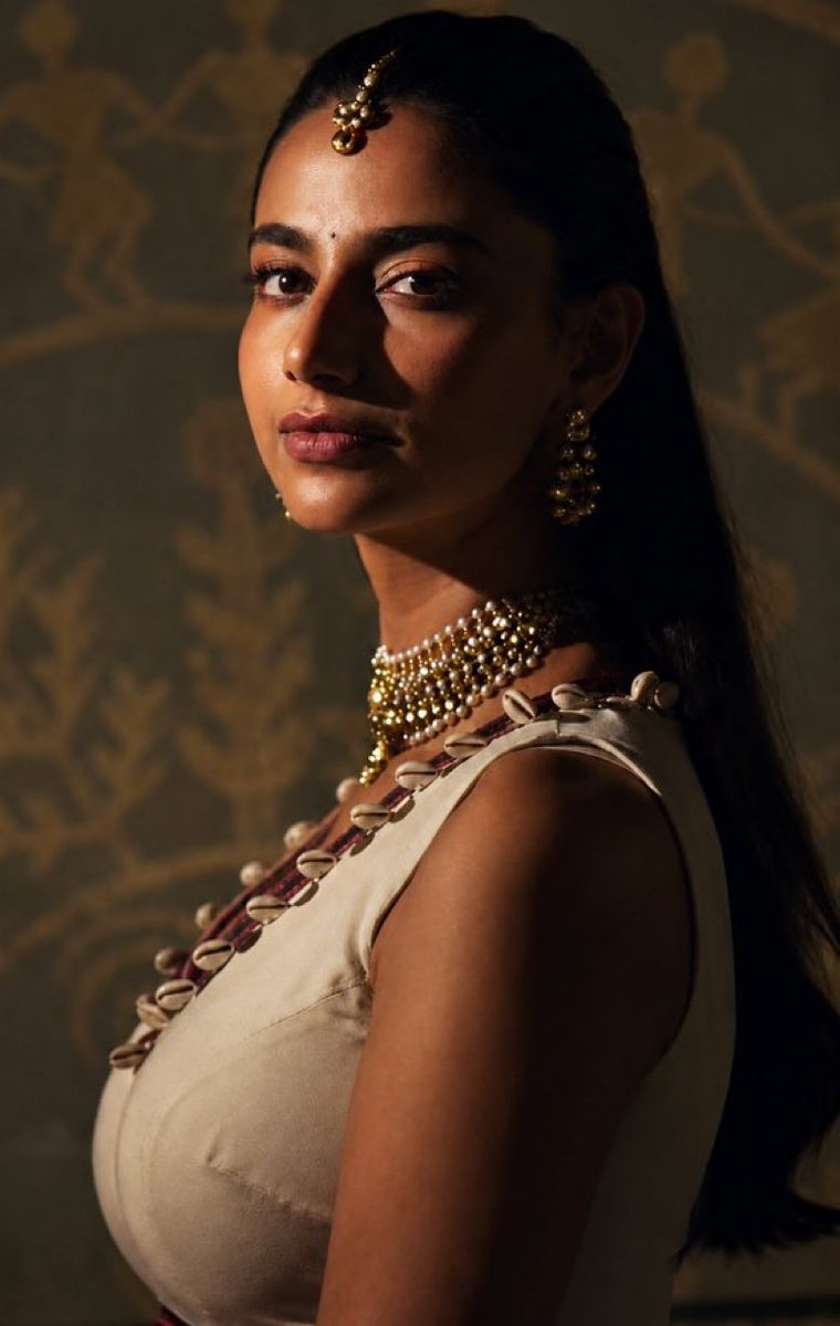 Vk82651042's tweet photo. That side profile though… ✨😍
Meenakshi serving pure elegance from every angle. ❤️
#Meenakshi #SideProfile #Beauty #Elegance #Trending https://t.co/ffKIvELKMh