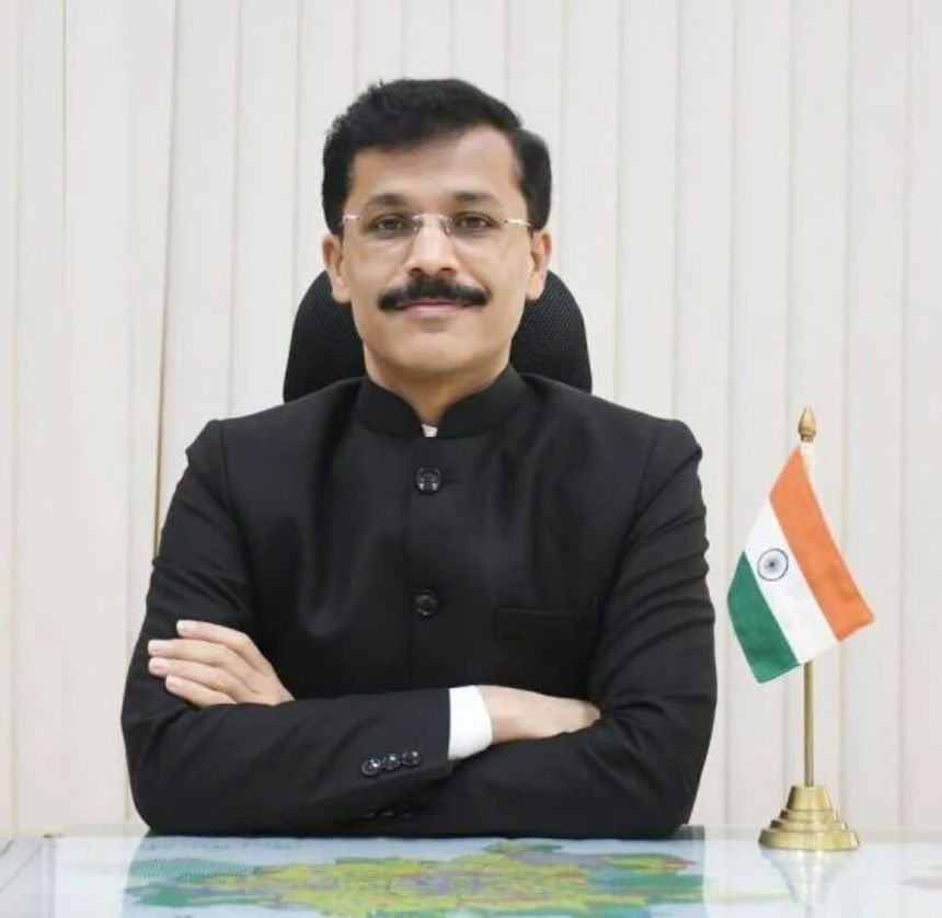 PracticalSpy's tweet photo. 🚨 मुंबई के रेस्टोरेंट मालिक अब चिकन लॉलीपॉप और मंचूरियन बिना कलर के सर्व कर रहे हैं।

क्यों? क्योंकि IAS अधिकारी तुकाराम मुंडे का डर है!

नियम तो हमेशा से थे… फर्क सिर्फ इतना है कि अब कोई सख्ती से लागू कर रहा है।

ऐसे अधिकारियों की जरूरत है पूरे देश को। सलाम तुकाराम मुंडे सर! 👏
#FoodSafety #TukaramMundhe