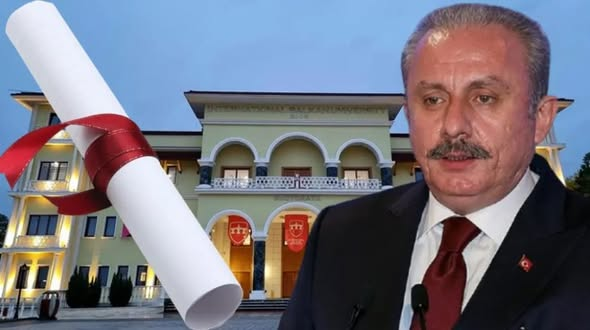 TOPRAK_2_'s tweet photo. ÜSKÜP ESKİ BÜYÜKELÇİSİ, AKP’LİLERİN SAHTE ÜNİVERSİTE VE DİPLOMA AĞINI İFŞA ETTİ: “AYAKKABI KUTULARINDAKİ PARALARLA KURULDU.. SINAVSIZ DİPLOMA DAĞITTILAR.. KURULMADAN YÖK’TEN DENKLİK VERDİLER”
Türkiye’nin Üsküp eski Büyükelçisi Hakan Okçal, AKP’lilerin Makedonya’da kurdukları Uluslararası Balkan Üniversitesi hakkında çarpıcı itiraflarda bulundu: “Ayakkabı kutularındaki paralarla kuruldu, sınavsız diploma verdiler…”
Türkiye’de 270’in üzerinde devlet kurumunu sarsan sahte diploma skandalının odağında bu kez Kuzey Makedonya’daki Uluslararası Balkan Üniversitesi var. Eski Üsküp Büyükelçisi Hakan Okçal’ın sosyal medya paylaşımları, AKP’ye yakın isimlerin bu üniversite aracılığıyla nasıl sınavsız diploma sahibi olduklarını ve kamuya nasıl sızdıklarını gözler önüne serdi.
SAHTE DİPLOMA SKANDALINDA YENİ PERDE: AKP’NİN “ÇAKMA ÜNİVERSİTESİ”
2008-2010 yılları arasında Üsküp’te büyükelçilik yapan Hakan Okçal, Uluslararası Balkan Üniversitesi’nin, eski Başbakan Ahmet Davutoğlu ve dönemin Orman Bakanı Veysel Eroğlu başta olmak üzere AKP’li akademik kadrolar tarafından kurulduğunu açıkladı. Okçal’a göre bu sözde üniversite, “içi boş bir tabela üniversitesinden” ibaretti.
“Üniversiteye Türkiye’de sınav kazanamayan herkes kabul ediliyor, yüzeysel bir eğitimle, devam zorunluluğu olmadan diploma veriliyordu. Dahası, fakülte ve bölümler henüz tam kurulmadan YÖK tarafından denklik aldı.”
AKP’Lİ İSİMLER VE 17-25 ARALIK BAĞLANTISI
Büyükelçi Okçal’ın en çarpıcı iddiası ise üniversitenin kuruluş finansmanıyla ilgili. Okçal, 2008-2010 yılları arasında Üsküp Büyükelçiliği yaptığı dönemde, üniversitenin eski Başbakan Ahmet Davutoğlu ve Veysel Eroğlu gibi AKP’li isimlerin öncülüğünde kurulduğunu belirtti. 17-25 Aralık yolsuzluk ve rüşvet soruşturmalarında ayakkabı kutularında yakalanan paraların bu üniversite için toplandığını iddia eden Okçal, “Üniversite, Türkiye’de giriş sınavını kazanamayan herkesi kabul ediyor, devam zorunluluğu olmadan yüzeysel eğitimle diploma veriyordu. Kurumun amacı; AKP’ye yakın isimlere sınavsız, zahmetsiz diploma vererek kamuya yerleştirmekti.” dedi. TBMM Başkanı Mustafa Şentop’un üniversitenin “sahibi” olduğu iddialarına karşın, Şentop yalnızca “manevi destek” sağladığını savundu.
YÖK DENKLİK VERDİ, MAKEDONYA POLİSİ BASTI
Okçal’ın iddialarına göre üniversite, Makedonya yasalarını hiçe sayarak öğrencileri turistik vizeyle kabul etti. Devam zorunluluğu olmayan, göstermelik derslerle verilen diplomalarla Türkiye’de doğrudan denklik sağlandı. Hatta Makedonya polisi, yasa dışı öğrenci alımları nedeniyle okulu basarak birçok öğrenciyi tutukladı. “Bu yasa dışılıklar yüzünden Sn. Ahmet Davutoğlu ile aramda sert tartışmalar yaşandı. Üniversite, ev sahibi ülkenin yasalarını bile tanımadı.”
KAMUYA SIZAN DİPLOMALI YANDAŞLAR
Uluslararası Balkan Üniversitesi’nden mezun olan çok sayıda kişinin Türkiye’de hâkim, savcı, bürokrat ve kamu personeli olarak görevlendirildiği belirtiliyor. Bu kişilerin diplomalarının geçerliliği ise YÖK’ün verdiği tartışmalı denklik belgelerine dayanıyor. “Bu üniversite sahte diploma dahil her türlü kumpasın içinde olabilir. İddialar bana hiç tuhaf gelmedi.”
AKP’YE AKADEMİK KILIF: YARGIYA VE DEVLETE SIZMA ARACI
Yolsuzluk soruşturmalarında ortaya saçılan paralarla kurulan bu yapı, AKP’nin devlete yerleşme stratejisinde eğitimi nasıl araçsallaştırdığını bir kez daha gösterdi. Sınavsız, denetimsiz ve denklikli diplomalarla donatılan bu kişiler, liyakat yerine sadakat sisteminin birer taşıyıcısı olarak kamuya yerleştirildi.
Bu iddialar, sadece sahte diploma değil, devletin tüm yapılarının parti çıkarlarına göre dizayn edildiğini de gözler önüne seriyor. AKP’nin “eğitim” adı altında kurduğu bu paralel sistem, adalet ve liyakat kavramlarını yerle bir etmiş durumda.