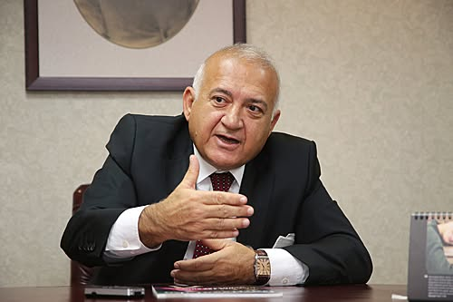 TOPRAK_2_'s tweet photo. ÜSKÜP ESKİ BÜYÜKELÇİSİ, AKP’LİLERİN SAHTE ÜNİVERSİTE VE DİPLOMA AĞINI İFŞA ETTİ: “AYAKKABI KUTULARINDAKİ PARALARLA KURULDU.. SINAVSIZ DİPLOMA DAĞITTILAR.. KURULMADAN YÖK’TEN DENKLİK VERDİLER”
Türkiye’nin Üsküp eski Büyükelçisi Hakan Okçal, AKP’lilerin Makedonya’da kurdukları Uluslararası Balkan Üniversitesi hakkında çarpıcı itiraflarda bulundu: “Ayakkabı kutularındaki paralarla kuruldu, sınavsız diploma verdiler…”
Türkiye’de 270’in üzerinde devlet kurumunu sarsan sahte diploma skandalının odağında bu kez Kuzey Makedonya’daki Uluslararası Balkan Üniversitesi var. Eski Üsküp Büyükelçisi Hakan Okçal’ın sosyal medya paylaşımları, AKP’ye yakın isimlerin bu üniversite aracılığıyla nasıl sınavsız diploma sahibi olduklarını ve kamuya nasıl sızdıklarını gözler önüne serdi.
SAHTE DİPLOMA SKANDALINDA YENİ PERDE: AKP’NİN “ÇAKMA ÜNİVERSİTESİ”
2008-2010 yılları arasında Üsküp’te büyükelçilik yapan Hakan Okçal, Uluslararası Balkan Üniversitesi’nin, eski Başbakan Ahmet Davutoğlu ve dönemin Orman Bakanı Veysel Eroğlu başta olmak üzere AKP’li akademik kadrolar tarafından kurulduğunu açıkladı. Okçal’a göre bu sözde üniversite, “içi boş bir tabela üniversitesinden” ibaretti.
“Üniversiteye Türkiye’de sınav kazanamayan herkes kabul ediliyor, yüzeysel bir eğitimle, devam zorunluluğu olmadan diploma veriliyordu. Dahası, fakülte ve bölümler henüz tam kurulmadan YÖK tarafından denklik aldı.”
AKP’Lİ İSİMLER VE 17-25 ARALIK BAĞLANTISI
Büyükelçi Okçal’ın en çarpıcı iddiası ise üniversitenin kuruluş finansmanıyla ilgili. Okçal, 2008-2010 yılları arasında Üsküp Büyükelçiliği yaptığı dönemde, üniversitenin eski Başbakan Ahmet Davutoğlu ve Veysel Eroğlu gibi AKP’li isimlerin öncülüğünde kurulduğunu belirtti. 17-25 Aralık yolsuzluk ve rüşvet soruşturmalarında ayakkabı kutularında yakalanan paraların bu üniversite için toplandığını iddia eden Okçal, “Üniversite, Türkiye’de giriş sınavını kazanamayan herkesi kabul ediyor, devam zorunluluğu olmadan yüzeysel eğitimle diploma veriyordu. Kurumun amacı; AKP’ye yakın isimlere sınavsız, zahmetsiz diploma vererek kamuya yerleştirmekti.” dedi. TBMM Başkanı Mustafa Şentop’un üniversitenin “sahibi” olduğu iddialarına karşın, Şentop yalnızca “manevi destek” sağladığını savundu.
YÖK DENKLİK VERDİ, MAKEDONYA POLİSİ BASTI
Okçal’ın iddialarına göre üniversite, Makedonya yasalarını hiçe sayarak öğrencileri turistik vizeyle kabul etti. Devam zorunluluğu olmayan, göstermelik derslerle verilen diplomalarla Türkiye’de doğrudan denklik sağlandı. Hatta Makedonya polisi, yasa dışı öğrenci alımları nedeniyle okulu basarak birçok öğrenciyi tutukladı. “Bu yasa dışılıklar yüzünden Sn. Ahmet Davutoğlu ile aramda sert tartışmalar yaşandı. Üniversite, ev sahibi ülkenin yasalarını bile tanımadı.”
KAMUYA SIZAN DİPLOMALI YANDAŞLAR
Uluslararası Balkan Üniversitesi’nden mezun olan çok sayıda kişinin Türkiye’de hâkim, savcı, bürokrat ve kamu personeli olarak görevlendirildiği belirtiliyor. Bu kişilerin diplomalarının geçerliliği ise YÖK’ün verdiği tartışmalı denklik belgelerine dayanıyor. “Bu üniversite sahte diploma dahil her türlü kumpasın içinde olabilir. İddialar bana hiç tuhaf gelmedi.”
AKP’YE AKADEMİK KILIF: YARGIYA VE DEVLETE SIZMA ARACI
Yolsuzluk soruşturmalarında ortaya saçılan paralarla kurulan bu yapı, AKP’nin devlete yerleşme stratejisinde eğitimi nasıl araçsallaştırdığını bir kez daha gösterdi. Sınavsız, denetimsiz ve denklikli diplomalarla donatılan bu kişiler, liyakat yerine sadakat sisteminin birer taşıyıcısı olarak kamuya yerleştirildi.
Bu iddialar, sadece sahte diploma değil, devletin tüm yapılarının parti çıkarlarına göre dizayn edildiğini de gözler önüne seriyor. AKP’nin “eğitim” adı altında kurduğu bu paralel sistem, adalet ve liyakat kavramlarını yerle bir etmiş durumda.