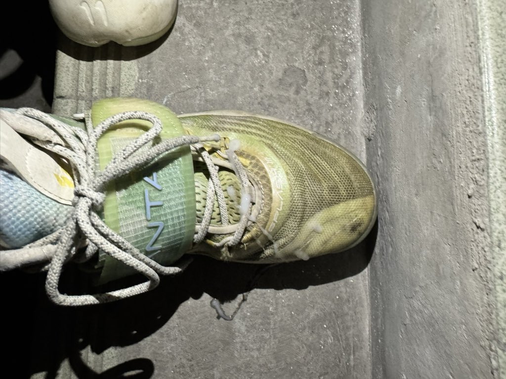 huangtianfeet's tweet photo. 又看到男高哥的鞋啦，又是熟悉的雄臭味，上次弄的还有点印子，味道也和另外一双鞋不一样了🫨🥰#白袜 #直男 #黑皮 #粗腿 #球鞋 https://t.co/59nSz756pQ