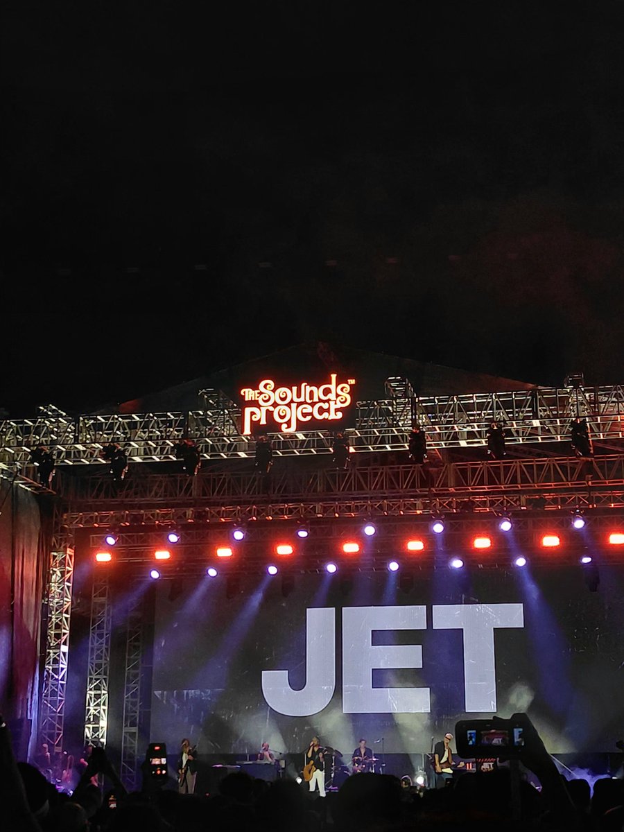 Ekstaseni's tweet photo. akhirnya bisa menunaikan JET, Nic Cester forever. https://t.co/2C4Pm4hNRE