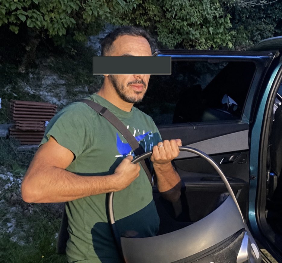 coutynho's tweet photo. mon pote avait la peau lisse il en a bu pendant 3 mois mtn il a la peau toute sèche et ridée https://t.co/AsWPX5uigy