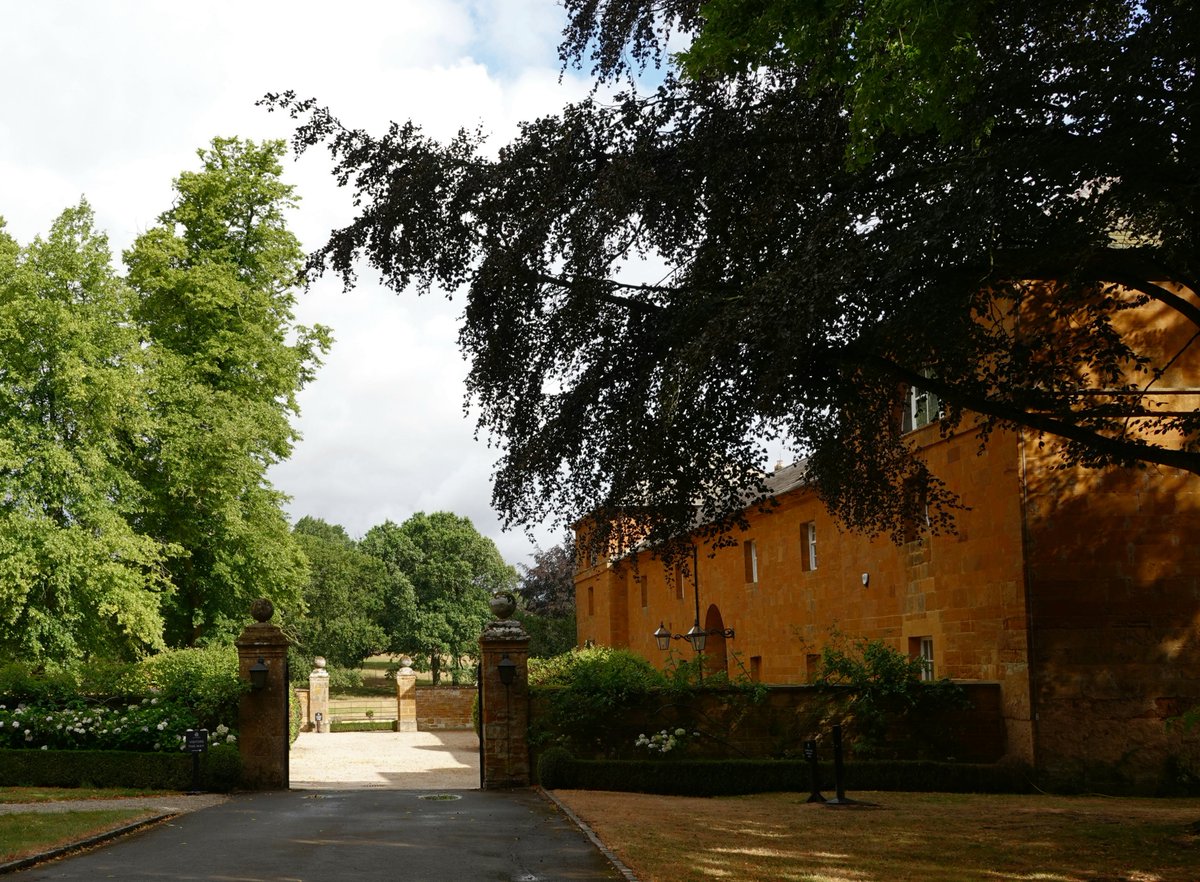AdeysAlthorp's tweet photo. A shaded corner of Althorp park on a very sunny Sunday afternoon.
The purple beech and limes keep this area at a pleasant temperature throughout the long summer months.
Spotted flycatchers particularly love this place too.
Conservation@althorp.com
#Spencerestates #stables https://t.co/oDJAuAXOyx