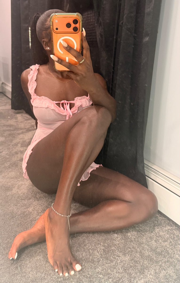 Iamlaytoes's tweet photo. I love it when y’all get me stuff off my wishlist, playing dress up is so fun 🫶🏿 Pink Barbie photo-set up on the OhEff 💕🍫 35% off for new subs, 50% off for returning subs ✨ I wouldn’t miss these 🤪😅 - https://t.co/klP5U8zSoF https://t.co/oO42eGkZh5
