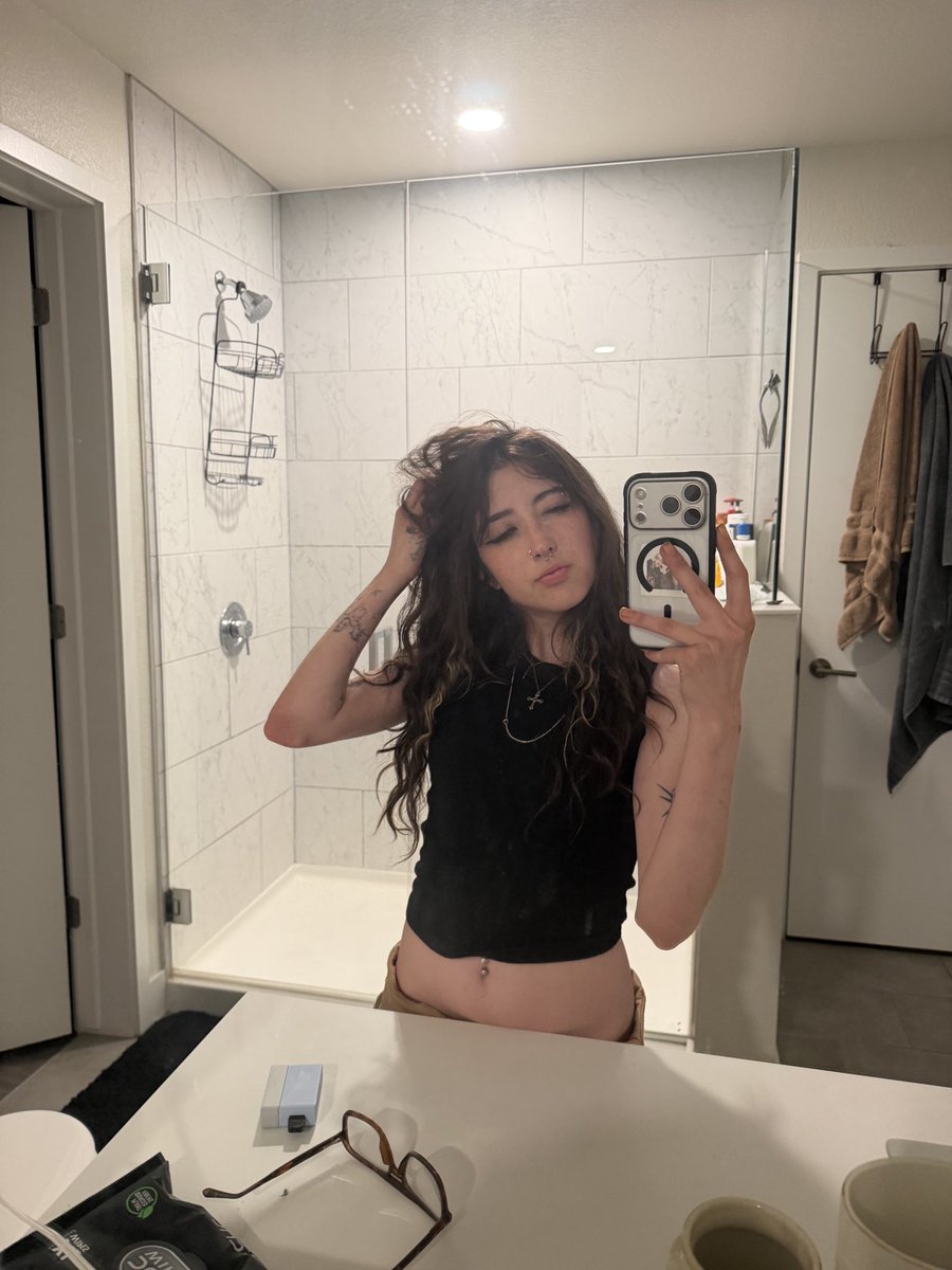 tangledKenZie's tweet photo. gonna find a man with big eyes, brown hair and biceps that lets me bite him as hard as i want https://t.co/FzZlWfVz3z