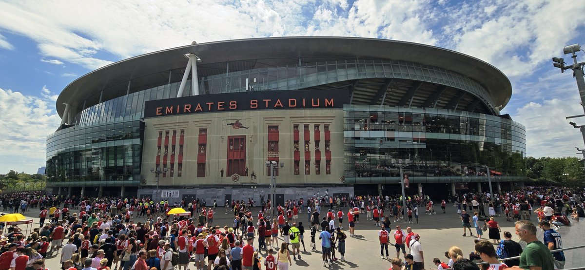 AnFlanders's tweet photo. Arsenal 2:3 Dortmund. The magic 🪄 of the #EmiratesCup 🏆. A hot 🌞 day in London & some great seats for #ARSDOR. A decent 1st half from #BVB. A last min disallowed goal for #Arsenal meant another pre-season defeat & the 🏆 for Dortmund. Bizarrely a penalty shootout after the ⚽️ https://t.co/3lM7ureo5v