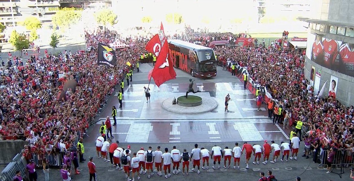 lnstantFoot's tweet photo. La Liga Portugal a décidé de sanctionner le SL Benfica d’un match à huis-clos pour la première journée du championnat en raison de l’utilisation de fumigènes qui remonte à la saison 2022/2023…

Réponse du SLB : réunion de milliers de supporters devant le stade pour accueillir le bus et ils assisteront également au match sur un écran géant. 👏🦅