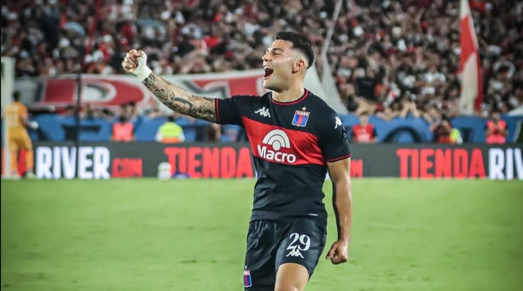 benjatiib's tweet photo. vino lozano, montero, villa y valencia. montero no rindió, villa le hizo juicio al club y le abrio las puertas a river y valencia tiene 36 años, estan mal traidos. yo ahora traería a tiziano perrota, nachito russo y alan franco https://t.co/wBumFAkR5O