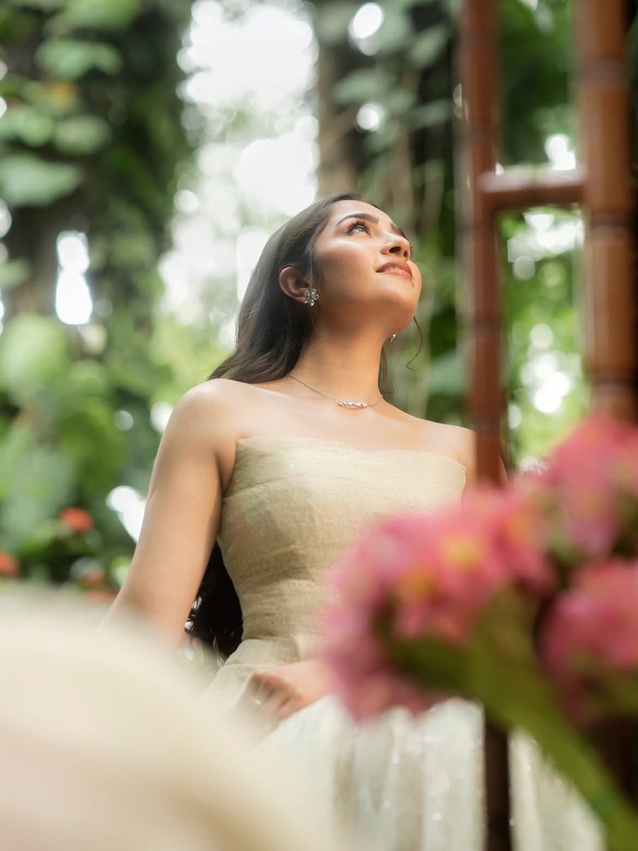 MangoKannadaOff's tweet photo. An angelic vision in the most beautiful dress. 🤍✨
#rukminivasanth #angel #preety #kannadacinema #mangokannada https://t.co/oza0IVehf9