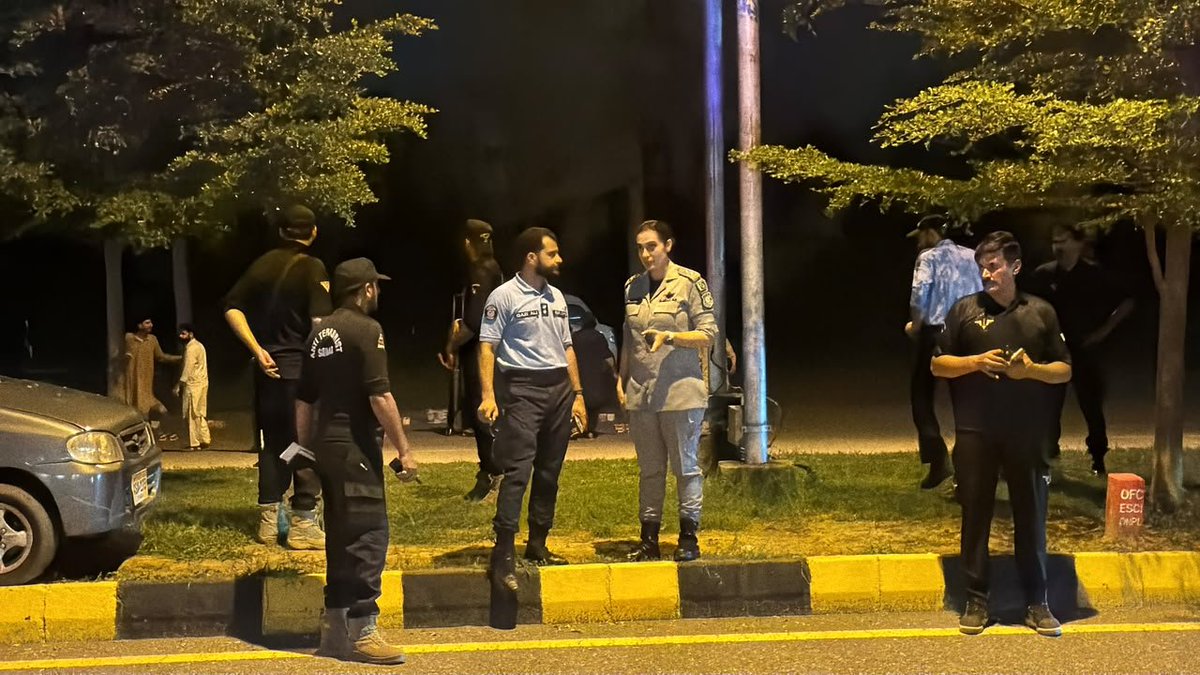 ICT_Police's tweet photo. ایس ایس پی آپریشنز اسلام آباد قاضی علی رضا کا چیف ٹریفک آفیسر کائنات اظہر خان اور ایس پی سٹی زون ڈاکٹر ایاز حسین کے ہمراہ مکہ معاہدے کی خوشی میں منعقد ہونے والی آتش بازی کی تقریب کے لیے مختص مقام کا دورہ۔
 
سکیورٹی، ٹریفک و دیگر انتظامات کا جائزہ لیا اور ڈیوٹی پر مامور افسران و جوانوں کو ہدایت کی کہ تقریب کے دوران فول پروف سکیورٹی، ٹریفک کی بلا تعطل روانی، مؤثر باہمی رابطہ اور شہریوں کی سہولت کو ہر صورت یقینی بنایا جائے۔

#IndependenceDay #WeRIslamabadPolice