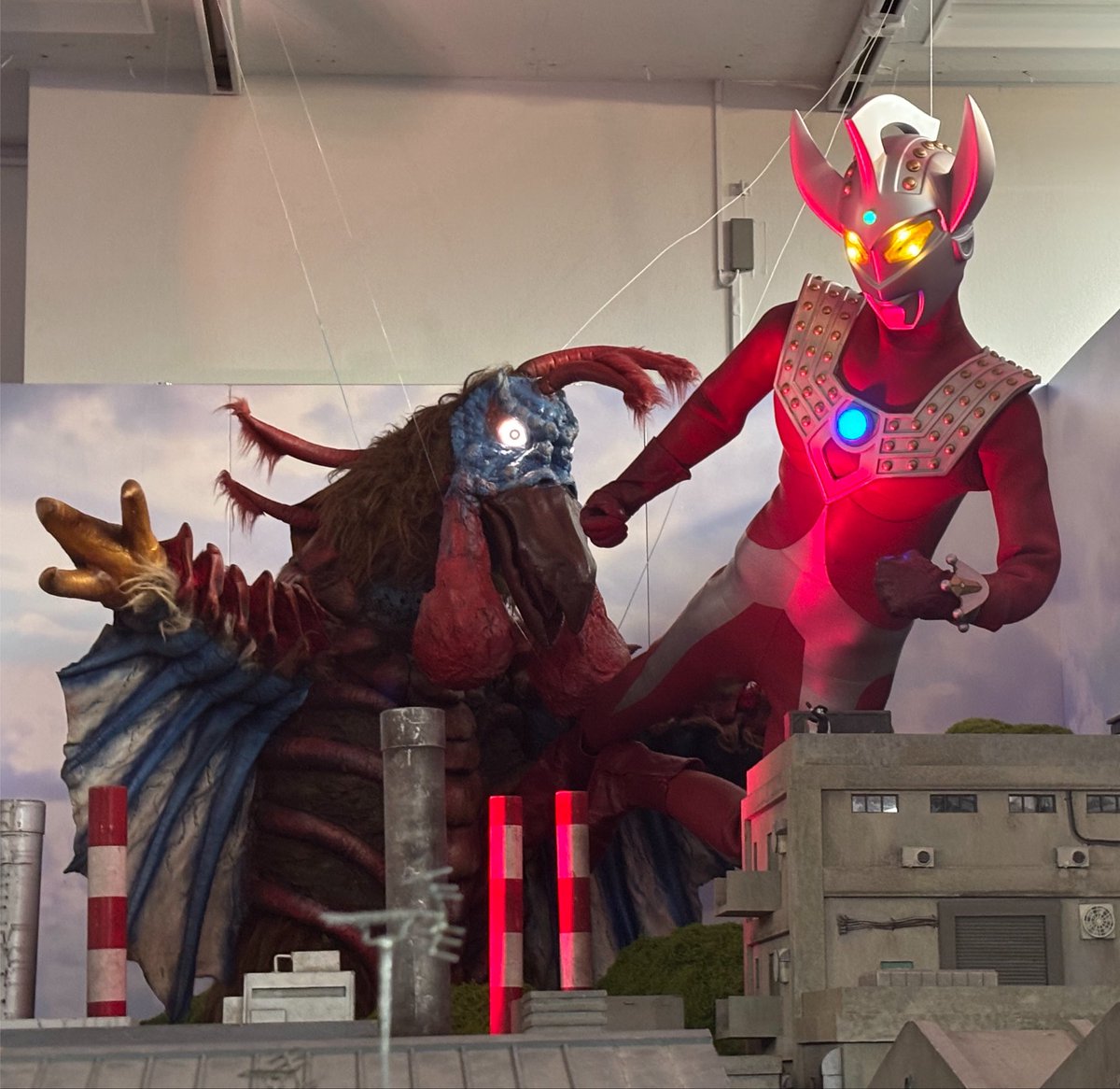 58221a's tweet photo. 𝐓𝐨𝐤𝐲𝐨ウルサマ行ってきた🩶
新マンとショット撮れたのも展示に昭和いたのもバードンいたのも嬉しすぎて怪獣酒場で爆食いした‼️ありがとう𝐓𝐨𝐤𝐲𝐨‼️ https://t.co/mlE9i9uweB
