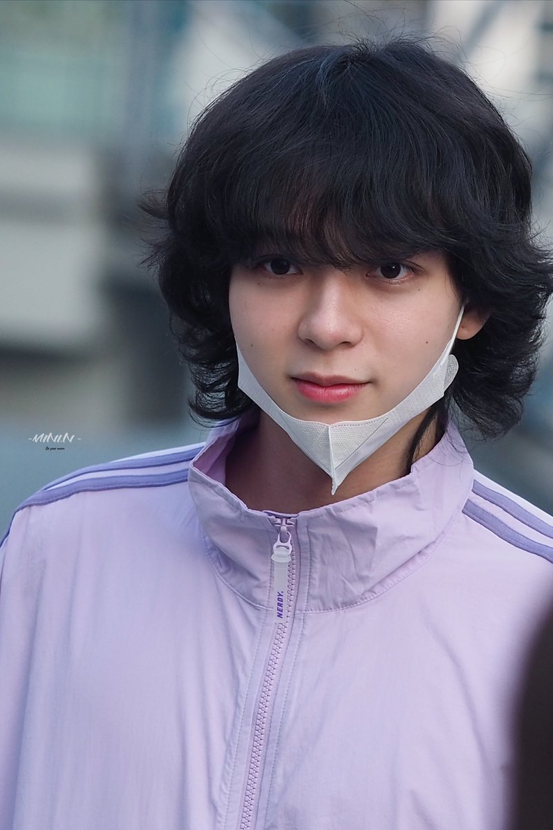 T_MiThuNa4's tweet photo. เห็นบาสได้รางวัลจากเรื่องโจฮันนอร์ธอยากเล่าตำนานบาสตัดผมไปแคสบทนอร์ธ ถ้าจำไม่ผิดเสื้อม่วงคือวันก่อนไปแคสบาสยังไว้ผมยาวคุยเล่นกะแมะยุแล้ววันแคสบาสมาในลุคผมสั้นในรอบหลายๆเดือนเลยแมะๆร้องกันระงมเหมือนได้น้อนบาสสมัยก่อนกลับสู่อ้อมอกดีใจที่การตัดสินใจครั้งนั้นพาบาสกลับมา🤧😭😭😭 https://t.co/g8aTI1QiWx