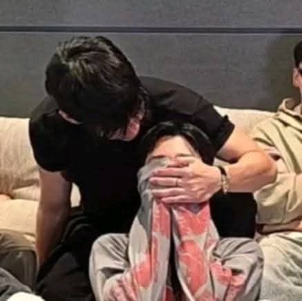 CxVanya's tweet photo. dont you just love when tae’s hand covers jimin’s whole face https://t.co/7ZnZuYctf4