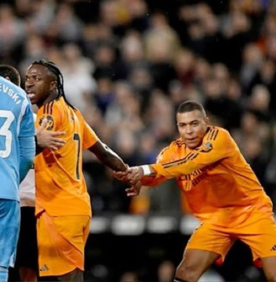 NectonX6's tweet photo. Mbappe always trying to get Vini out of trouble😭 https://t.co/R79WRxAeil
