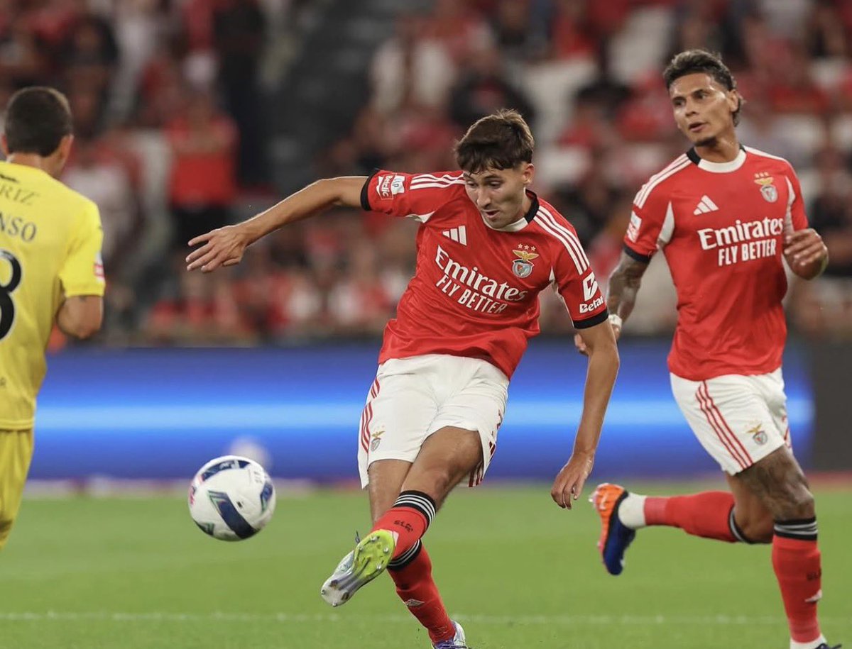 FabrizioRomano's tweet photo. 🚨⚫️🟢 Sassuolo are closing in on deal to sign Rafael Obrador on loan from Benfica, agreement almost done.

It will include also a buy option clause. 🫱🏻‍🫲🏼 https://t.co/gpV6TsJ0da