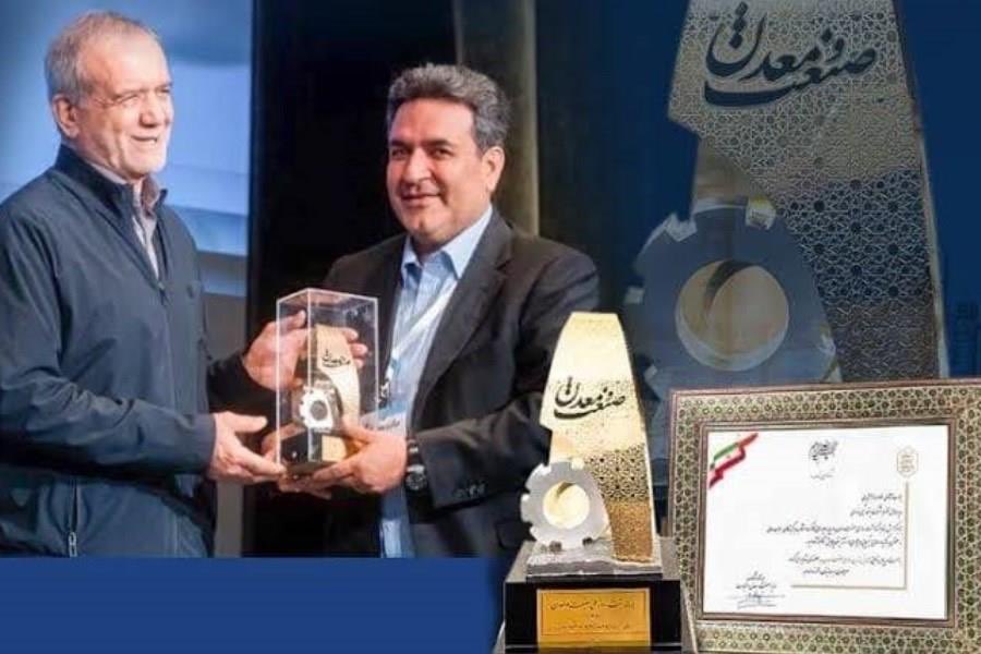 dakalpress1's tweet photo. سقوط در #کدال، شو در تالار همایش‌ها،
پشت پرده‌ی «نمونه‌سازی» از یک افت ۱۹ درصدی!
در حالی که تندیس «واحد نمونه صنعتی» زیر نور پروژکتورها دست‌به‌دست می‌شود، آمار رسمی کدال از یک فاجعه مالی در #پتروشیمی_نوری پرده برمی‌دارد.
درآمد ۴ ماهه نخست سال به ۶۱.۴ همت سقوط کرده؛ یعنی ۱۹ درصد افت نسبت به سال قبل! فروش تیرماه هم با ریزش ۱۵ درصدی، ادامه همین شیب نزولی است.
آقایان مدیر! صورت‌های مالی با تندیس‌های فرمایشی ترمیم نمی‌شوند. تاوان این افت درآمد و عملکرد ضعیف را قرار است کدام «شو تبلیغاتی» جبران کند و پاسخ سهامدار متضرر را چه کسی می‌دهد؟