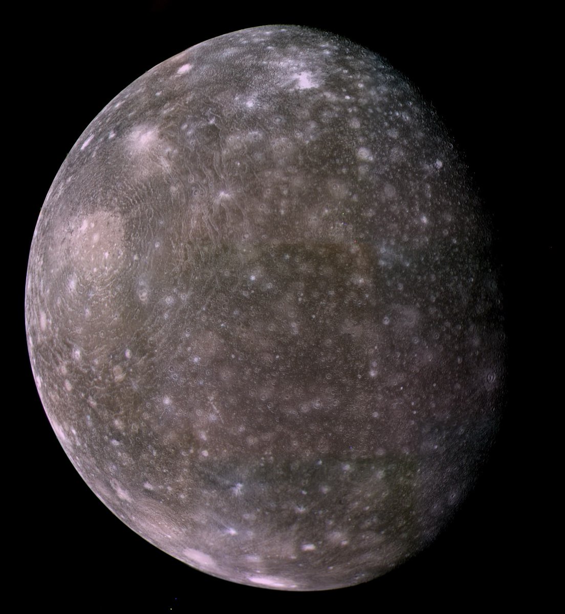 konstructivizm's tweet photo. 💥 Valhalla is the largest multi-ring impact structure on the surface of Jupiter's moon Callisto.

The central region spans approximately 600 km, while the system of concentric rings extends nearly 3,000 km. The crater was formed by a massive collision with a large asteroid during the early history of the Solar System. The impact sent waves rippling through Callisto's icy crust, causing the surface to fracture into concentric patterns. Studying Valhalla helps us understand the structure of the moon's icy crust and the processes that shaped its surface billions of years ago.

🪐