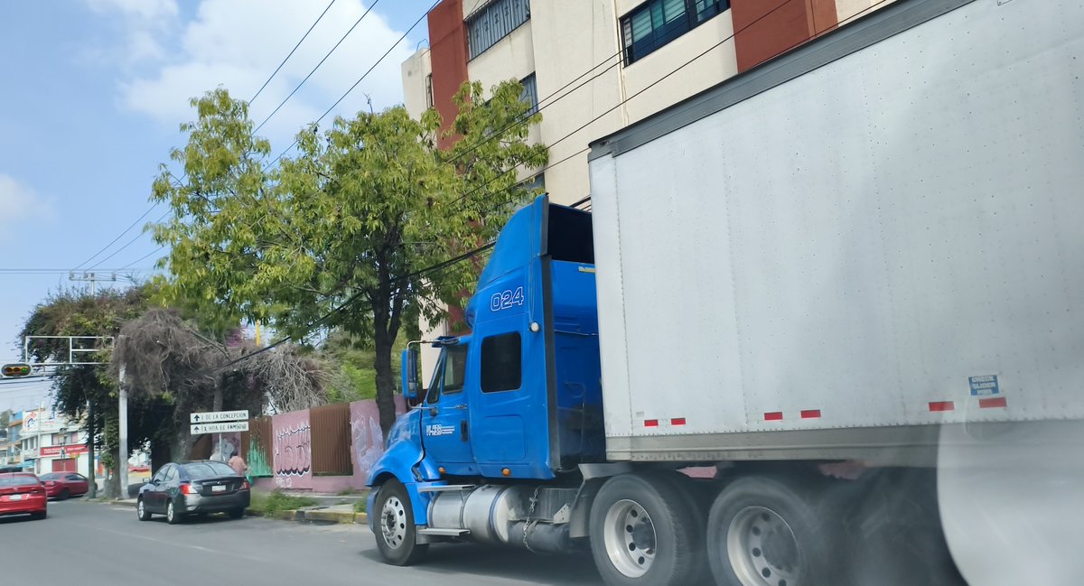 rulopj83's tweet photo. @OVIALCDMX
@UCS_GCDMX se solicita el retiro y revisión de esos 2 trailers llevan 2 semanas abandandos en esa ubicación. En margarita maza de juarez esquina con vallejo. @TuAlcaldiaGAM @C5_CDMX #TransitoGCDMX porfavor revisar la situación. 2 semanas de abandono https://t.co/hc3sXYZaaD