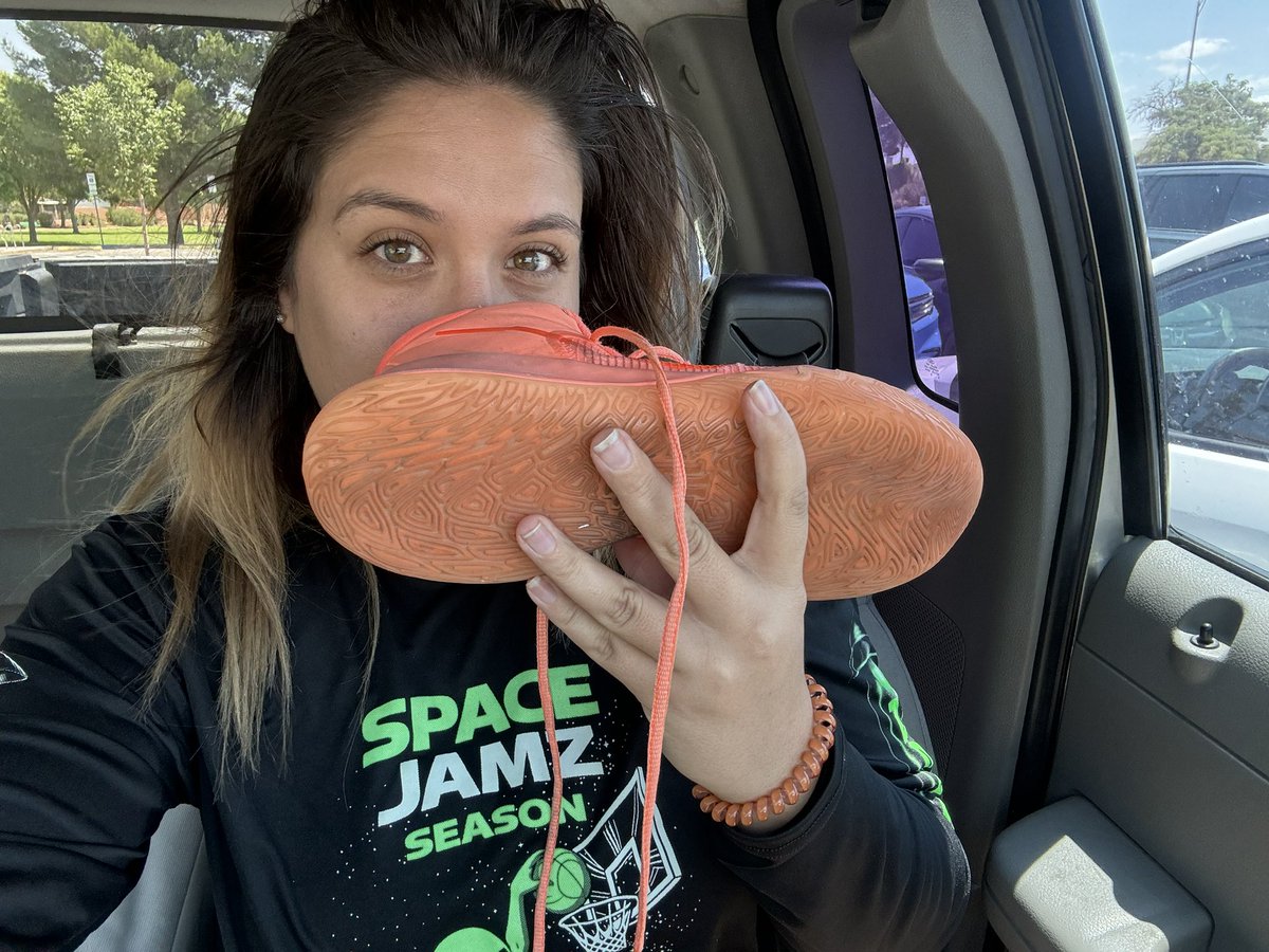 ChristineWagg's tweet photo. Sunday Hoops, who wants a sniff? 👃🏼⛹🏼‍♀️ https://t.co/NJxFGyG2zr