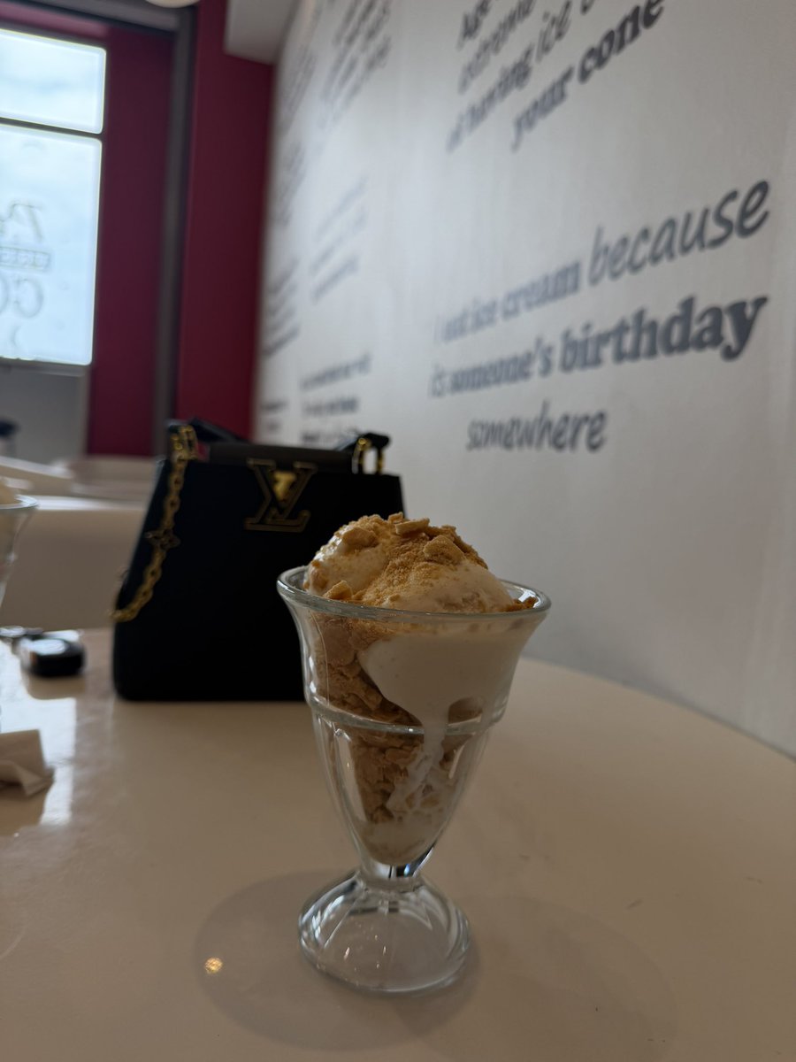princess_mmasi's tweet photo. I’ve always traded with my phone and iPad, but lately I’ve been considering getting a proper large-screen trading setup 💻 

For traders who already use one, does the extra screen space actually improve your analysis and productivity compared to trading with just a laptop or a mobile phone? 

I’m curious to hear from people who’ve experienced both🫠