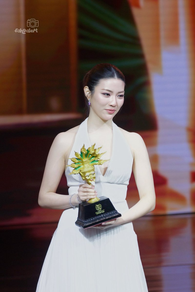 fah9alert's tweet photo. ขนาดหน้าจอLED ยังเป็นออร่าให้เธอเลยจินนี่ 🦙✨

GINNY JAYNA 8TH NAKARAT AWARDS
#GINJAYxNakaratAwards2026
#ginnynatnicha #GinJay https://t.co/zSKrcv9HC6