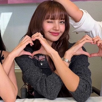 lalisaorbit's tweet photo. pov : lisa serving doll face even while being crazily hated on by everyone >>>> https://t.co/RipwEnATlx