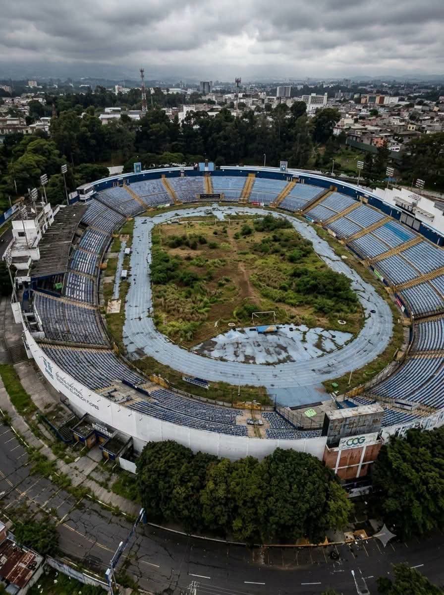 PEdgar05's tweet photo. Esta imagen vergonzosa no es dejadez, es a propósito: No van a tardar en privatizar el Estadio Nacional con el pretexto de una “alianza publico-privada, que es la forma que usan para robarse los bienes de todos los guatemaltecos. https://t.co/UcyPdBTBAg