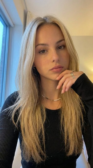 Ptitefillee's tweet photo. Est ce que tu m’embrasserai même si j'ai 18 ans ?      

◯ Oui      

◯ Non      

◯ Ça dépend https://t.co/KaP3uOG0WD