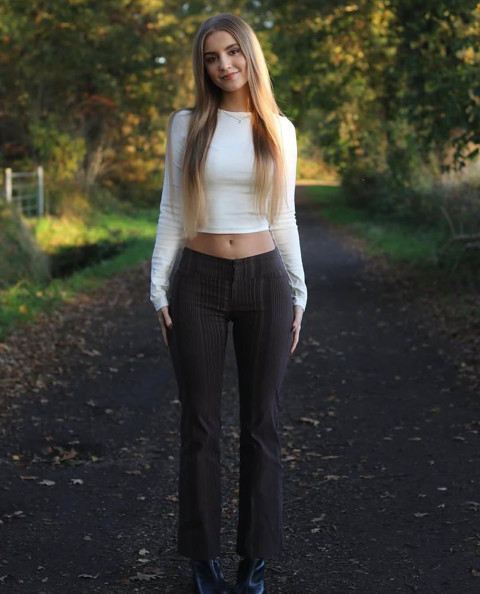 annyichbin's tweet photo. Beachtet das Pflaster an meinem Daumen mal nicht 😂
.
Das ist schon fast ein Herbstoutfit mir der braunen Hose oder? Hab die Bilder auch mal im Herbst aufgenommen, aber durch das schöne Licht passen die auch zum Sommer oder was meint ihr?🥰 https://t.co/iEJL2z4CNd