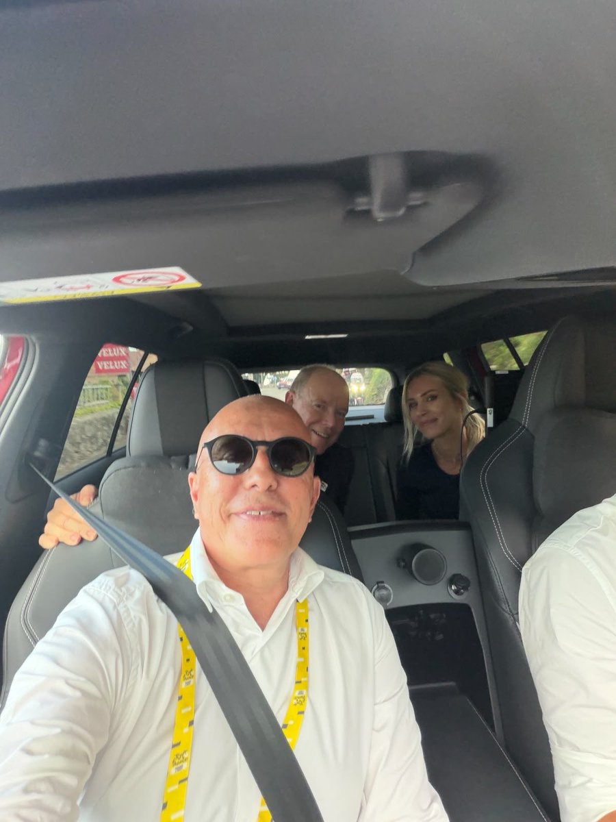 eciotti's tweet photo. Avec S.A.S. le Prince Albert II de Monaco, qui accueillera bientôt le grand départ du Tour d’Espagne, nous avons suivi, aux côtés de la directrice du Tour Marion Rousse, le peloton des coureuses au cœur de cette dernière étape !

Une occasion exceptionnelle de vivre la course au plus près et d’une façon totalement inédite !