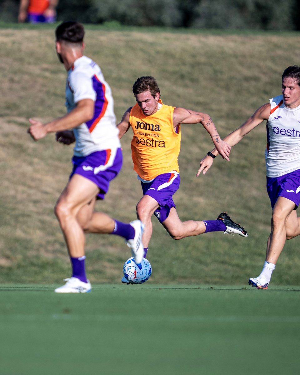 acffiorentina's tweet photo. Primo allenamento in Viola per Franco Mastantuono💜⚜️ https://t.co/xFeyiHggYG