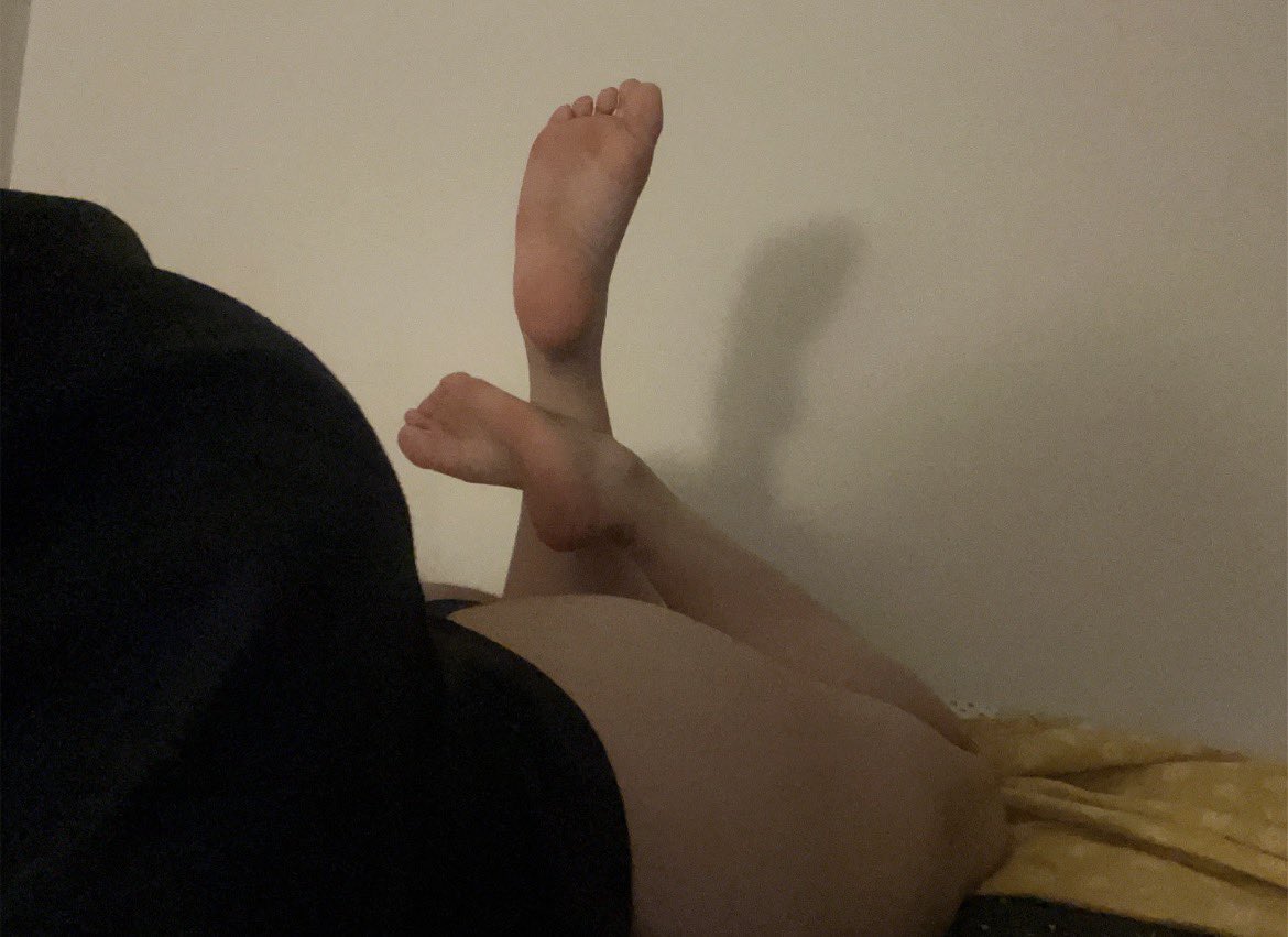 bunniibands's tweet photo. 🐰 

#feet #soles #teen #nsfwtwtً  #findom https://t.co/fGn3CbOlHX