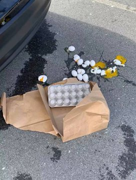 Sunset001111's tweet photo. I understand the principle of handling things gently, but the egg doesn't🤣🤣 https://t.co/QhleAsAtgx