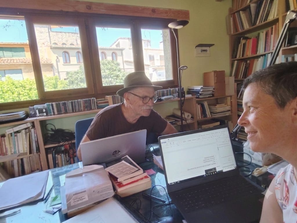 cintabellmunt's tweet photo. Jornada intensa de feina amb @eudaldcarbonell  i en ple agost d’onades de calor.

Aprofitant les vacances per revisar la meva tesi doctoral, altres projectes en marxa i nous que comencem a organitzar.

#tesisdoctoral #llibres #socialitzaciódelaciència #evolucióhumana #llibres https://t.co/oFqALw8yGj