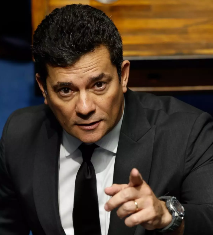 republiqueBRA's tweet photo. 🤬 🗳️ No Paraná, presidenciável Renan Santos diz ter "pouquíssimas críticas" ao ex-juiz Sergio Moro por sua atuação na Lava Jato, que levou à prisão de Lula; sobre o Moro político, porém, afirma ser "um rato, um fraco, um derrotado". https://t.co/jNtriKwgCH