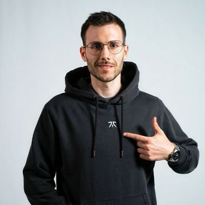 Gakugano's tweet photo. @FNATIC, pasarán a la historia como ejemplo de como NO manejar un equipo de esports. Están a tiempo de hacer las cosas bien, solo tienen que echarlo

👇👇👇 https://t.co/bDqqADzP1R