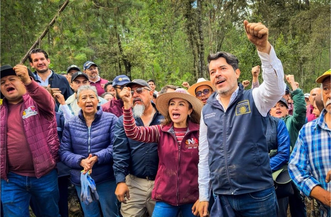 arturomedinap's tweet photo. Esta mañana de domingo participamos con entusiasmo, junto con la presidenta municipal de #NicolásRomero @yosemendozanr , en la #JornadaNacionalDeReforestación convocada por la Presidenta @Claudiashein y que en el @Edomex encabezaron la Secretaria de #Segob @rosaicela_ y la gobernadora @delfinagomeza 

Con esta acción, desde la @SEGOB_mx  contribuimos a preservar ecosistemas, flora y fauna, recarga de mantos acuíferos, pero sobre todo esperanza de un mejor futuro para nuestros niños y niñas. 🇲🇽 🌲 🌺 🌵🌳 @SEMARNAT_mx @Agricultura_mex @bienestarmx @Defensamx1 @SEMAR_mx @CONAFOR @semvidamx