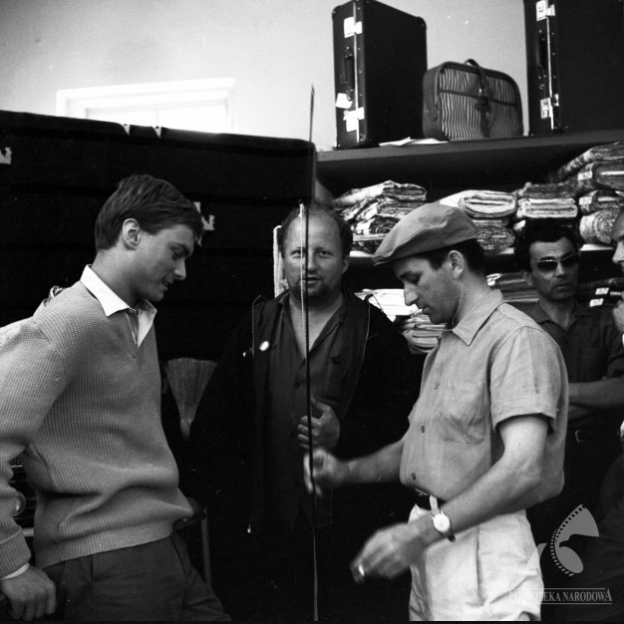 AnitaSchelde's tweet photo. Wytwórnia Filmów Fabularnych w Wrocławiu 1961 r.
Na zdjęciu po prawej reżyser Kazimierz Kutz.
Na zdjęciu w środku, filmowiec Zygmunt Bukowiński.
Czekaj ! Przecież to żaden "filmowiec" 😳 ! Tylko jedna z największych KANALII w Historii Polski ❗️❗️❗️

Renegat z AK, w latach 1948-49 sędzia WSR we Wrocławiu. Razem z dwiema innymi zbrodniczymi kanaliami, prawnikiem rodem z Wiednia, kpt. UB Feliksem Rosenbaumem i prokuratorem Janem Unteweiserem (przezwisko : Orliński) stworzyli Polskim Bohaterom Narodowym - "Golgotę Wrocławską".
Mechanizm był prosty ⬇️
Rosenbaum masakrował Ofiarę
Unterweiser krzyczał "ŚMIERĆ !" na procesie.
Bukowiński przyklepywał Karę Śmierci.

Jedną z ich Ofiar był Śp. mjr Ludwik Marszałek ps. "Zbroja".
"Marszałka przez częste przesłuchiwanie doprowadzono do obłędu i utraty mowy. Ten wychudzony, o wklęsłych oczach człowiek, zwijał się w celi z bólu i bez przerwy obiema rękami masował głowę. Jednak nie można go było zaprowadzić do lekarza, bo o zdrowiu aresztowanych decydowali oficerowie Wydziału Śledczego".

I tak po kolei...Żołnierze i Powstańcy z AK, NSZ, NZW, WiN i Oddziałów nieafiliowanych.
W 1952 r. Bukowiński został konfidentem UB i jako "Grotkiewicz" już pierwszego dnia na 80 stronach wydał na UB  :
całą rodzinę i krewnych, wszystkich znajomych, cały pluton AK którym dowodził podczas okupacji niemieckiej i ponad 60 Żołnierzy AK z kieleckiego.
Łącznie ok 160 osób w ciągu JEDNEGO dnia ❗️❗️❗️
A "pracował" dla UB ponad 7 lat.
W 1961 r. został filmowcem.

Pani profesor...i ktoś go w końcu kropnął !!???
Moje Drogie Dzieci...nikt go nie "kropnął" 😔.
Nasi rodacy...jak zawsze...zaśpiewali NAJGŁUPSZĄ, i najbardziej DEMORALIZUJĄCĄ przyśpiewkę w Historii Świata : "Nic się nie stało ! Polacy nic się nie stało".
Bukowiński - kat Polskich Bohaterów Narodowych żył do 1983 r. często przesiadując na ławce w Parku Szczytnickim. PRZERAŻAJĄCE....

Kochani nie wiem kiedy i kto przetrącił kręgosłup moralny Narodowi Polskiemu 🤔 Gestapo ❓ NKWD ❓ banderowcy ❓ Czy UB ❓ Ale kręgosłup jest przetrącony na TRWALE. Czego koronnym dowodem jest cykliczny spadek wsparcia dla pani od historii. Jak to na mnie mówicie ??? Aha : dla Strażniczki Pamięci Narodowej https://t.co/uYX0ELDkuR