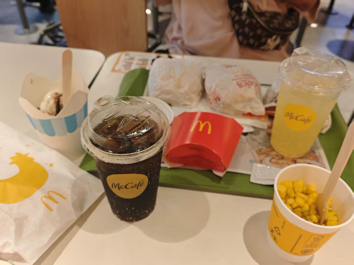 s138888's tweet photo. M请吃完McDonald's,又来吃脚脚呢
#SM https://t.co/MwrdYrLr1G