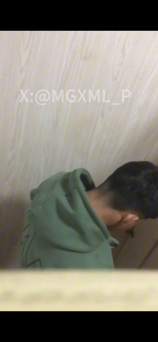 MGXML_888's tweet photo. 补更旧号 「原创」
兰州拉面老板儿子第二次 这次是提前蹲守他在隔间放了小奶��飞机杯和油套 他果然上钩了 拿起套和杯子玩了起来 最后还把杯子和套拿走了 完整版 3:32
#厕所飞机 #偷拍 #直男 #初中生 https://t.co/H5Fqpn6nHG