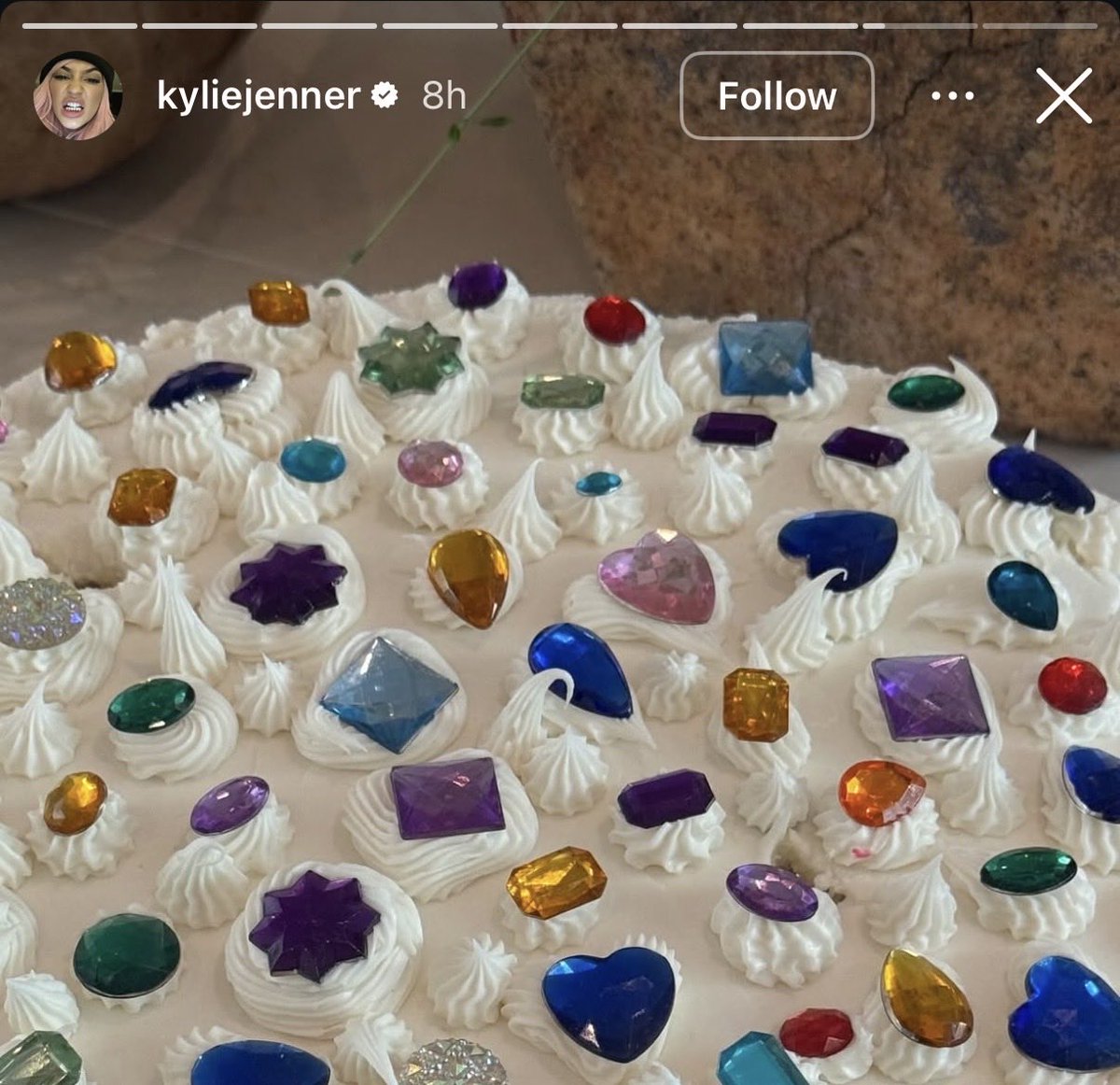cdemarco__'s tweet photo. why does Kylie’s cake look like it went to art school…. https://t.co/05Ev8xDWZm