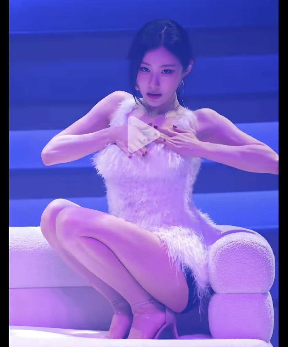 limj357890's tweet photo. 左脑感受：
性感可以接受吗？答案是可以
A.裙子换裤裙 B.裙子加长 C.学bp直接上丁字裤，脱衣舞娘也要体面
最起码可以换条白色打底裤，但你kpop永远选省事儿弹幕又最多的打法。说好听点是面子里子都要，说难听点就是擦边卖但绝不承认的软色情行业
右脑感受：
彩领真美啊，老婆肌肉脸舞技现在都好完美 https://t.co/luDQgXlZ9J