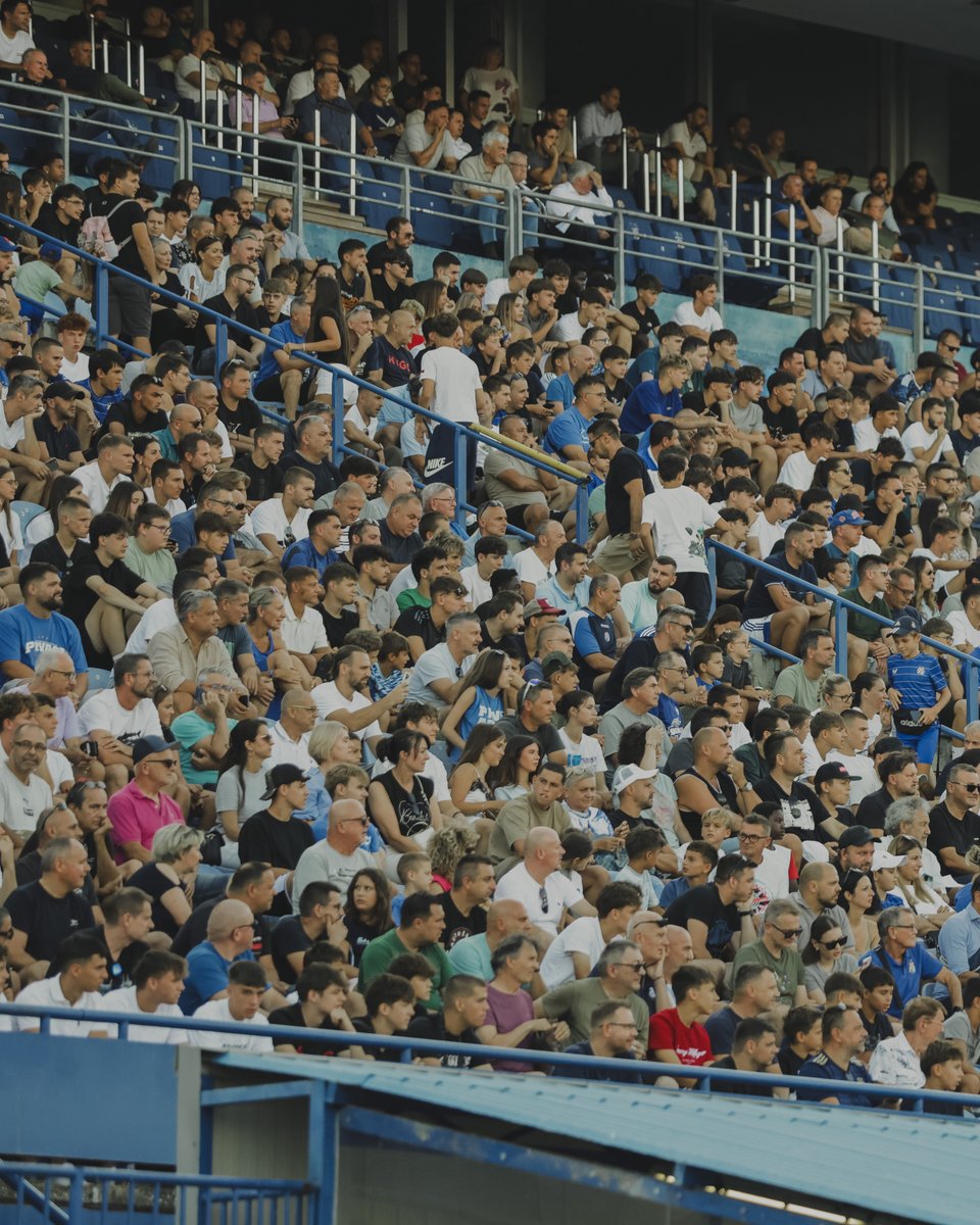 gnkdinamo's tweet photo. Hvala vam na podršci našim juniorima! 💙

Dečki iz GNK Dinamo Akademije ponos su i budućnost našeg kluba, a zaigrati na glavnom terenu Maksimira mnogima od njih ostvarenje je dječačkih snova. 

Hvala vam što ste im uveličali taj trenutak velikom i brojnom podrškom s tribina.

Ovo je Dinamo! 🏟️

📷 Goran Stanzl/GNK Dinamo