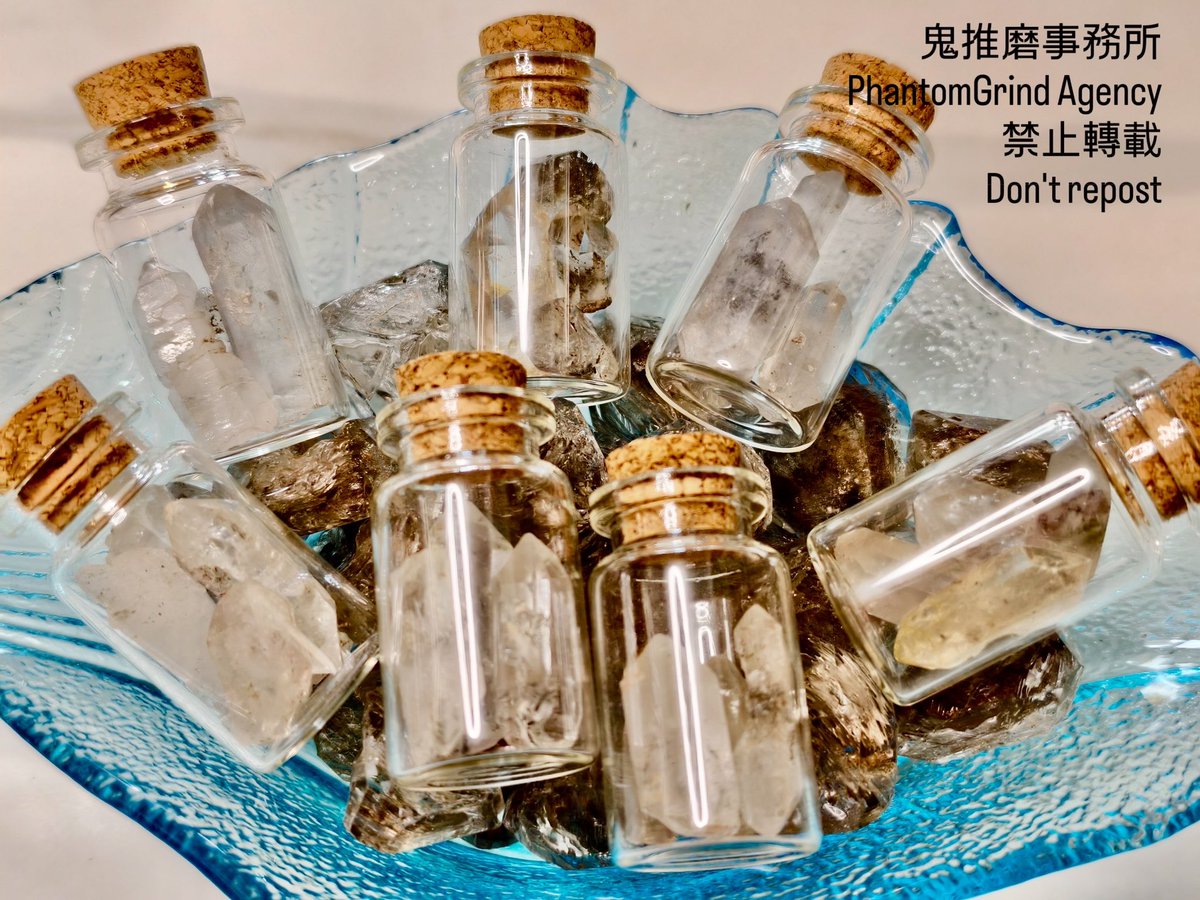 PhantomGrindA's tweet photo. | 新品 | 水晶 |
天然水晶原石瓶｜白水晶・幻影水晶。兩款可選，大小相同，晶體品質不同。不用膠黏、不染色，每一顆都是天然原礦，保留冰裂、棉絮與礦物痕跡，每一瓶都是獨一無二的小風景。放在書桌、宿舍層架，或是當作送給朋友的隨手禮，剛剛好的精緻，剛剛好的心意。
私信獲取更多信息
#水晶 #禮物 https://t.co/ztLHNBJeu8