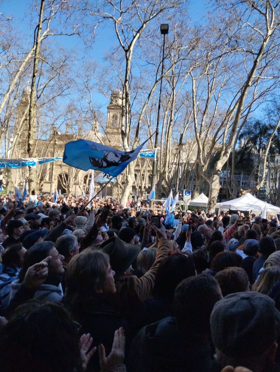 soylabagual's tweet photo. #EstamosVolviendo
@LuisLacallePou repleta la Plaza Matriz
#VuelveLaEsperanza https://t.co/Ux0mIw6AeL