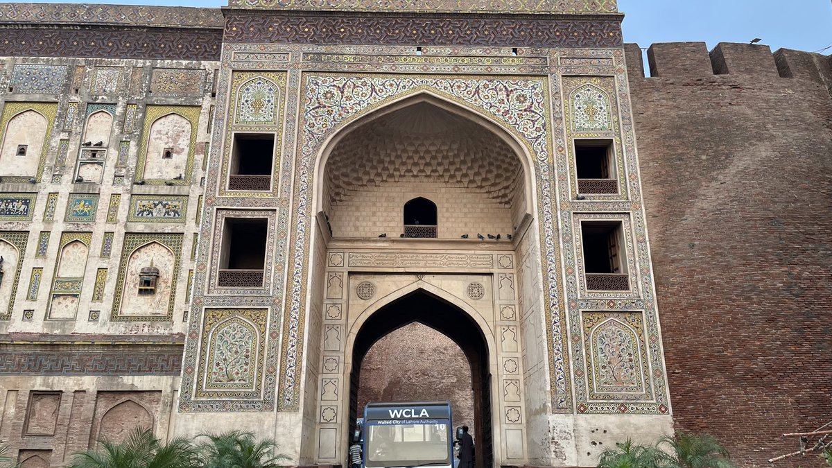 ChalParranHo's tweet photo. I’m getting jealous of Indians sharing beautiful pictures of Lodhi gardens and other monuments in India. Okay, so I have also visited some places in Lahore in the past few weeks, sharing my photos here.

Entrance of Lahore fort: https://t.co/FVhD4MQKk6