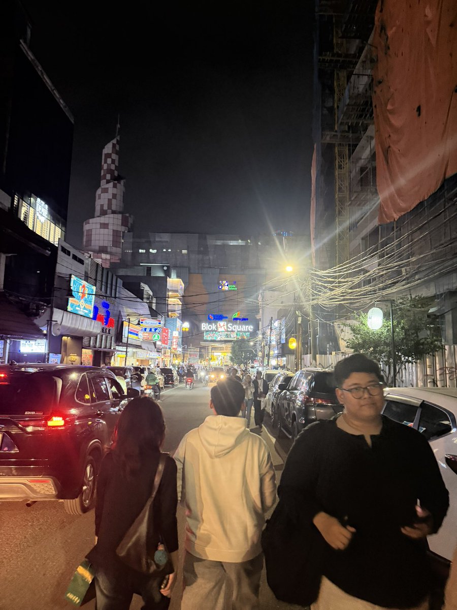 gemm816's tweet photo. ジャカルタ Day 1〜Day 5 の感想 🇮🇩

全体的に、ジャカルタに来て一番強く感じたのは、貧富の差が本当にものすごく大きいということです。

高級ショッピングモールがあるようなエリアと貧困地区がすぐ隣り合わせになっているような街で、さっきまで高級ショッピングモールの中にいたのに、少し歩いただけで急に周りの景色が貧困地区に変わることもあります。

貧しい地域の子どもたちは路上で物乞いをしたり、ゴミを漁ったりしている一方で、裕福な家庭の子どもたちはショッピングモールの中でたくさんの美味しいものを食べている。

そんな光景を想像できますか？😿

この数日間ジャカルタで実際にこういう光景を見て、貧富の差の大きさには本当に驚かされました。

食事や衛生面については、個人的にはかなり清潔だと感じています。
少なくとも今のところ、屋台の料理も食べてみましたが、お腹を壊したことはありません😂

治安についても、今のところは比較的安全だと感じています。
これまで出会った人たちは基本的にみんな親切で、僕が台湾人だからといってわざと高い値段を請求されたこともありません。
強盗や変なトラブルにも今のところ遭っていないので、全体的には来る前に想像していたよりもずっと良い印象です。

それから、ジャカルタではインドネシアの銀行口座を作ることもできて、これが本当に便利でした。

ショッピングモールはもちろん、屋台や小さな飲食店、さらには路上で物乞いをしている人まで、現地のQR決済「QRIS」のコードを持っていて、そのままスマホで支払うことができます😂

おかげで大量の現金を持ち歩く必要もありません。

インドネシアルピアは桁が本当に大きくて、台湾では数十台湾ドル程度の金額でも、ルピアに換算すると何万ルピアにもなるので、現金を使っていると財布の中がすぐお札だらけになります🤣

しかもインドネシアの銀行口座があると、Pokémon GOをはじめ、いろいろなゲームへの課金もかなり安くなるので、僕にとっては思わぬメリットでした🤣

全体的に見ると、ジャカルタの貧富の差には本当に衝撃を受けましたが、この数日間過ごしてみて、食事、治安、現地の人たち、生活の便利さなど、個人的にはかなり良い印象を持っています。

そして今からスラバヤへ向かいます！

もともとはブロモ山（Bromo）に行く予定でしたが、火山の噴火の影響で閉鎖されてしまいました🌋😿

この先の旅も無事に楽しめますように！🇮🇩
