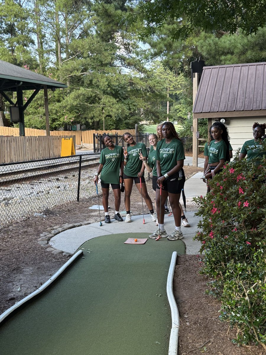 GGC_WBB's tweet photo. A day well spent with the team at Stone Mountain 💚  #ClawsOut https://t.co/q8nVVnWwlD