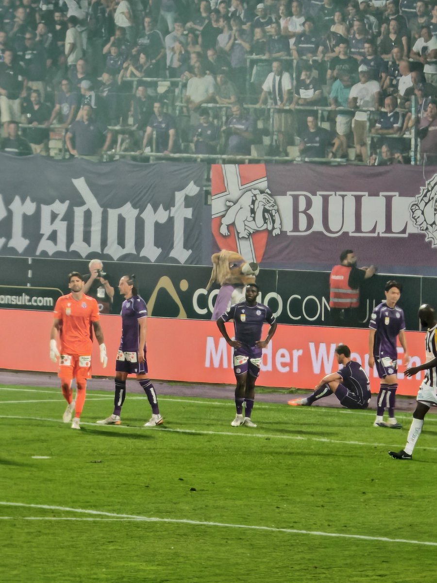 OtherBundesliga's tweet photo. 🟥 RED for Dragovic!
He's denied LASK a goal on the counter there, looked good at first but he's saved it with his arm.
Red card and a penalty for LASK. Fans are starting to leave now...
#FAKASK https://t.co/2o80OakLm4